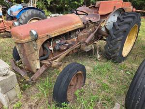 lot 13391 image: Fergeson Vintage Farm Tractor w Large Rear Tires