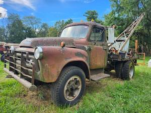 lot 3713 image: International Truck w Cargo Bed and Mounted Crane  Model S-180