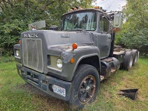 lot 100 image: Mack R685 Semi Truck