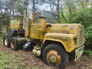 lot 4225 image: 1984  Mack R Series Cab-Over Single-Axle Truck