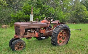 lot 4229 image: International Harvester Farmall Antique Farm Tractor