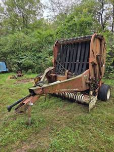 lot 13397 image: 241 International Round Baler w PTO Driveline