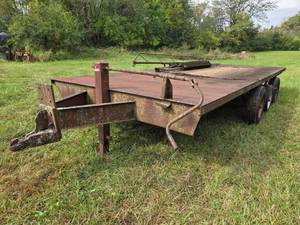 lot 13402 image: Tandem Axle Flatbed Trailer w Ramps