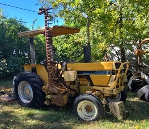 lot 2168 image: 485  International Case Tractor w Attached Mower