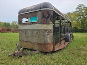 lot 4232 image: Single-Axle Horse Trailer w Domed Roof