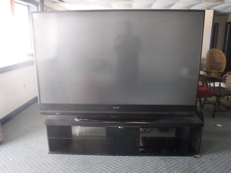 lot 4875 image: Mitsubishi WD-82740 82 3D-Ready 1080p HD Rear-Projection