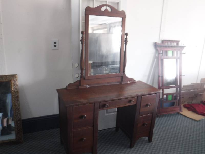 lot 4877 image: solid wood dresser with mirror