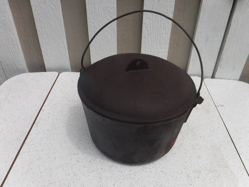 lot 4883 image: cast iron pot  with lid