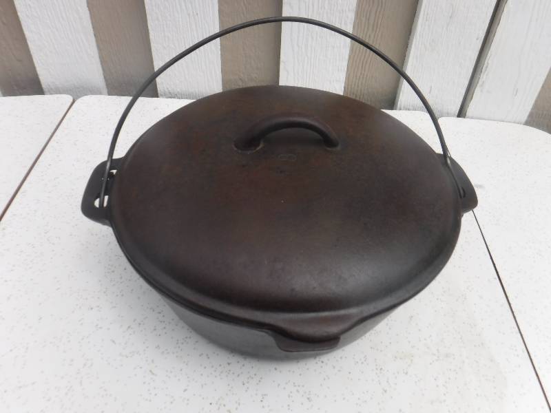 lot 4884 image: cast iron pot with lid