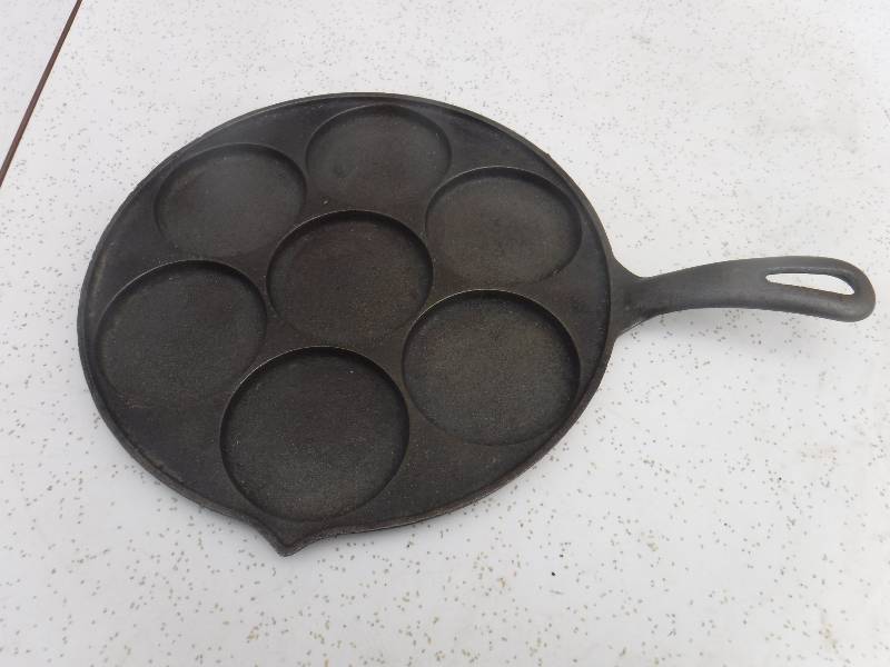 lot 4887 image: cast iron egg pan