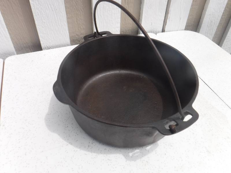 lot 4889 image: cast iron pot  wagner ware cast iron griswold
