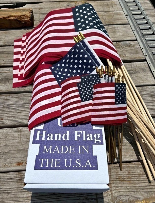 lot 215 image: New Bundle of 36 Multi-Sized USA Hand Flags�