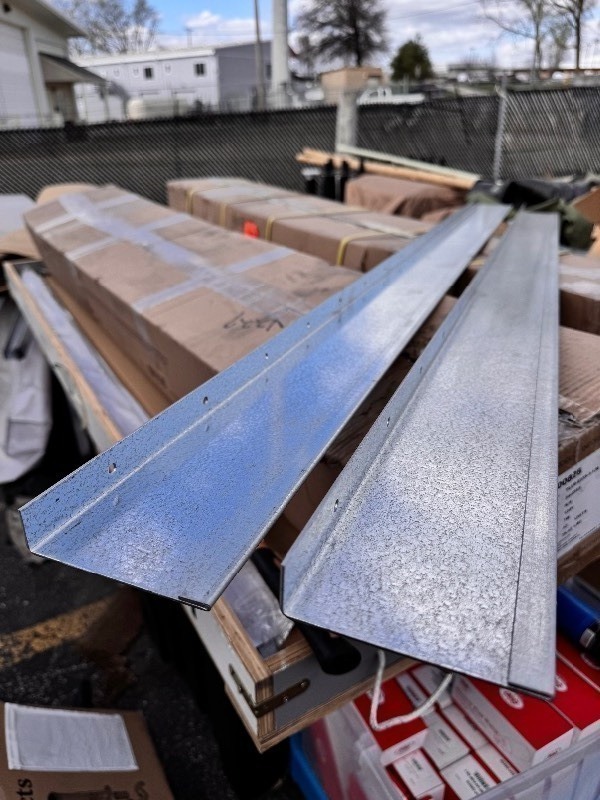 lot 182 image: 2 New Pieces of Heavy Duty Solid L-Shaped Steel Stock 71x4