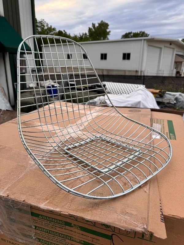 lot 101 image: Herman Miller Eames Wire Style Mod Mid-Century Chair Seat 18.5x17x13