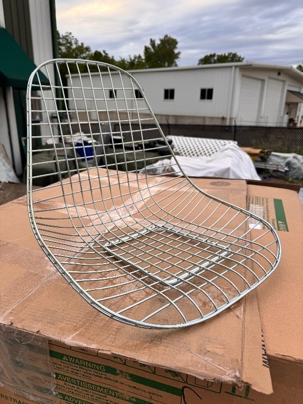 lot 102 image: Herman Miller Eames Wire Style Mod Mid-Century Chair Seat 18.5x17x13