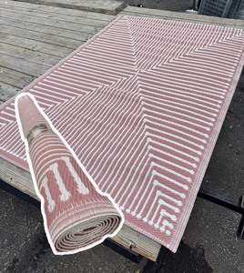 lot 5 image: New 4x6 Waterproof Patio Outdoor Indoor Poly Rug, Pink