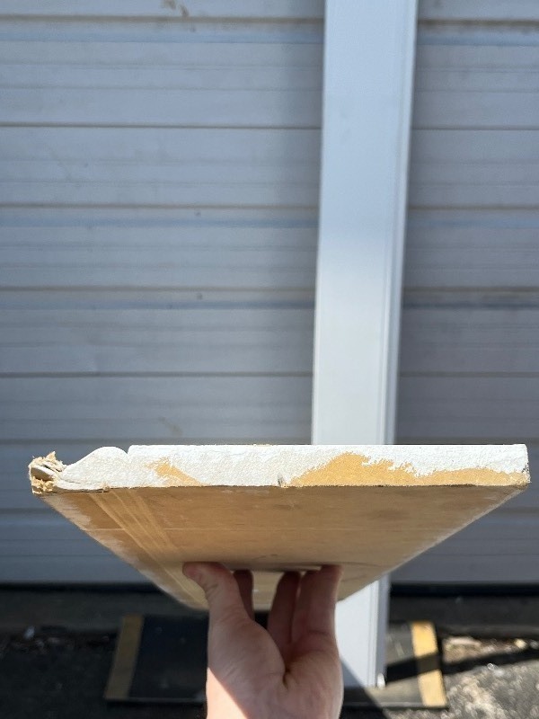 lot 132 image: 4 7 � x 8 BASEBOARD TRIM WHITE, Paint over, see images