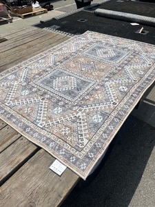 lot 21 image: GREYTAN BEAUTIFUL PATTERN RUG 4 x 6