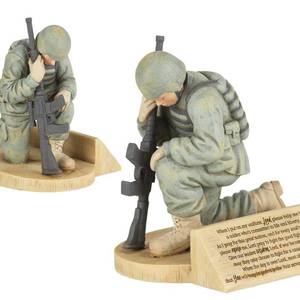 lot 6461 image: Dicksons Soldiers Prayer, Kneeling in Uniform 4.5 x 5.5 Resin Stone Tabletop Figurine