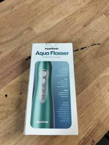 lot 2058 image: AquaSonic Portable Water Flosser with Multiple Tips