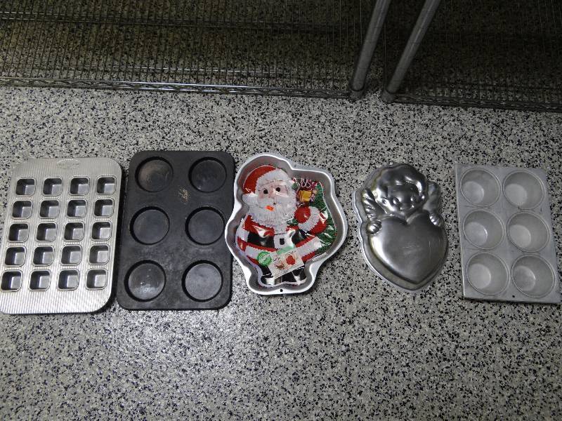 lot 6341 image: Lot of 5 Assorted Cake Pans and Cupcake Pans