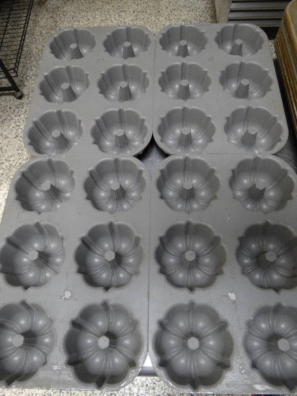 lot 6343 image: Full Size Bunt Cake Pan (24)