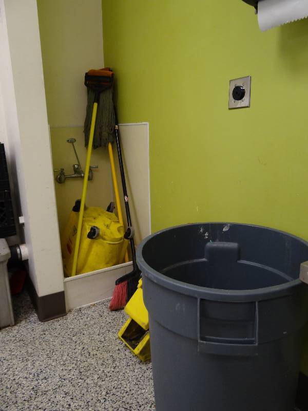 lot 6357 image: Brute 32 Gallon Trash Can with Lid, Mops and Mop Bucket