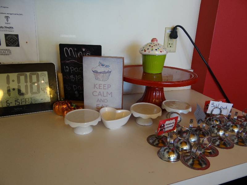 lot 6387 image: Lot of Dcor, Menu Stands , Cake Platter