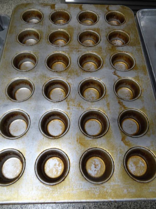 lot 6340 image: Lot of 3 Full Size (24) Cupcake Pans