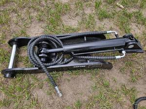 lot 7885 image: Unused&nbspCaptok 5T Hydraulic Thumb Clamp Model CK-XJ5T 36-inch