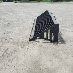 lot 4001 image: Heavy Duty Skid Steer Rock Bucket 84inch Attachment