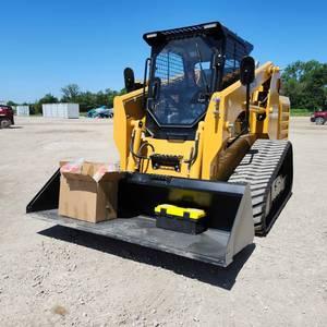 lot 41 image: NEW TS125 Skid Steer Track Loader W Bucket