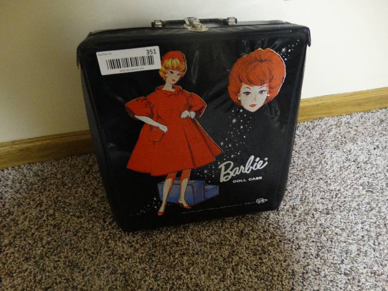 lot 351 image: Old Barbie doll case- 1962 w dolls & clothes
