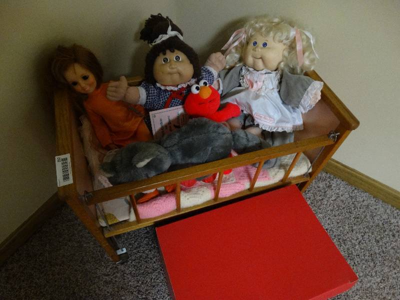 lot 352 image: Wood baby doll crib w 2 cabbage patch kids & 1 other doll