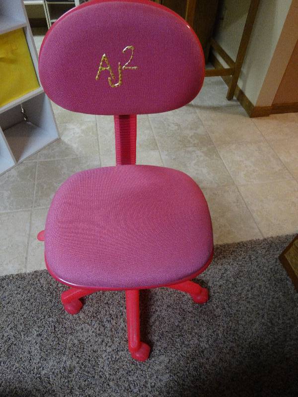 lot 367 image: Pink office chair on wheels