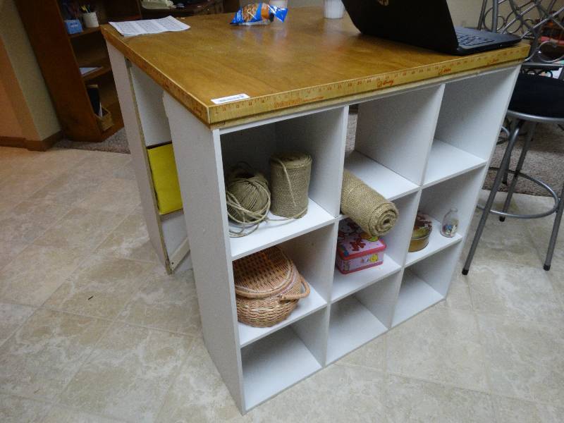 lot 369 image: Crafting counter w cubes