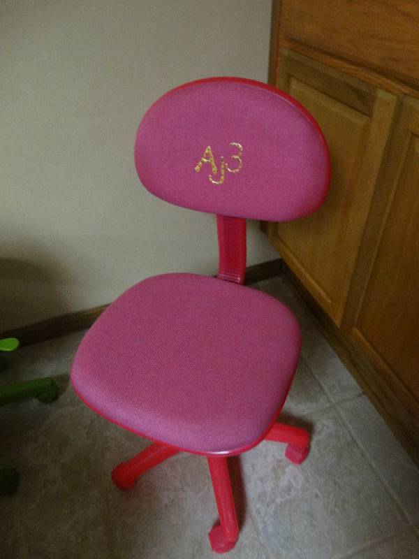 lot 378 image: Pink office chair on wheels
