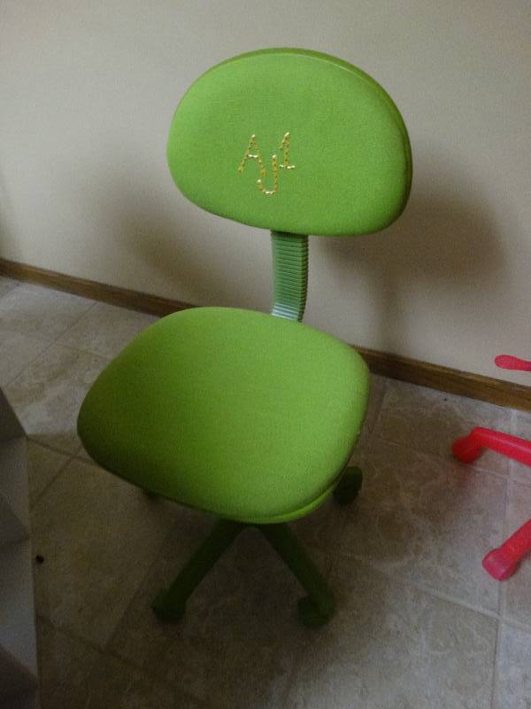 lot 379 image: Lime green office chair on wheels