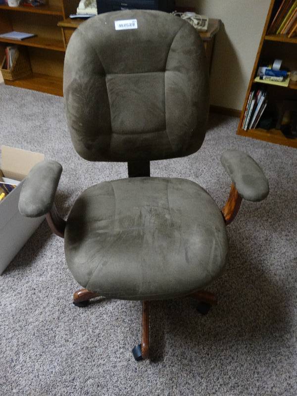 lot 384 image: Executive office chair on wheels