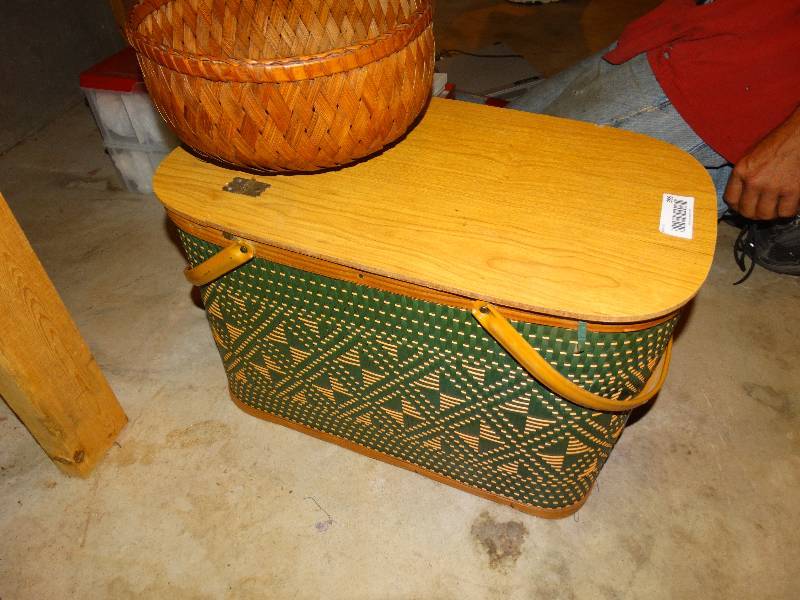 lot 386 image: Picnic style basket w 2 handles