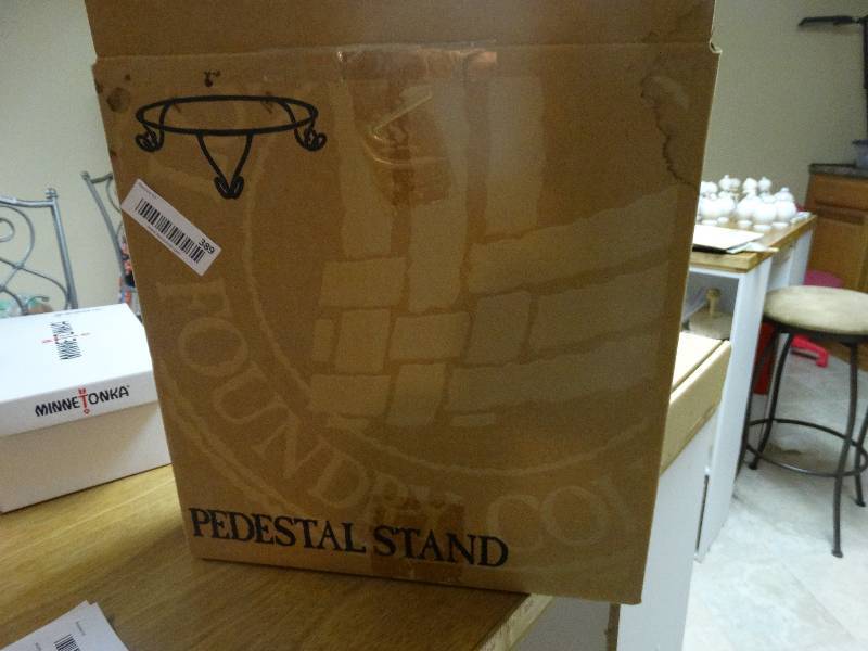 lot 389 image: Longaberger pottery pedestal stand in box