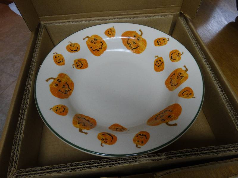lot 390 image: Longaberger pottery Halloween treat bowl in box
