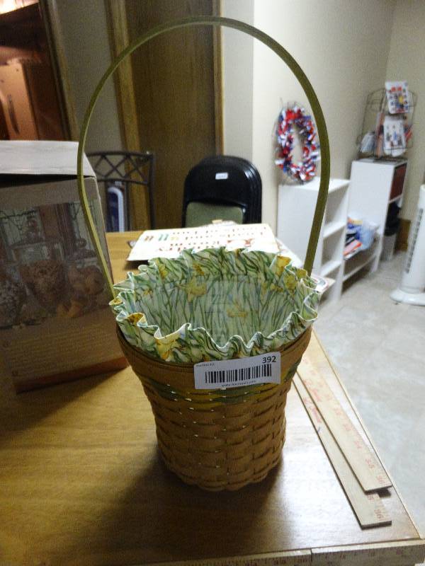 lot 392 image: Longaberger basket w handle