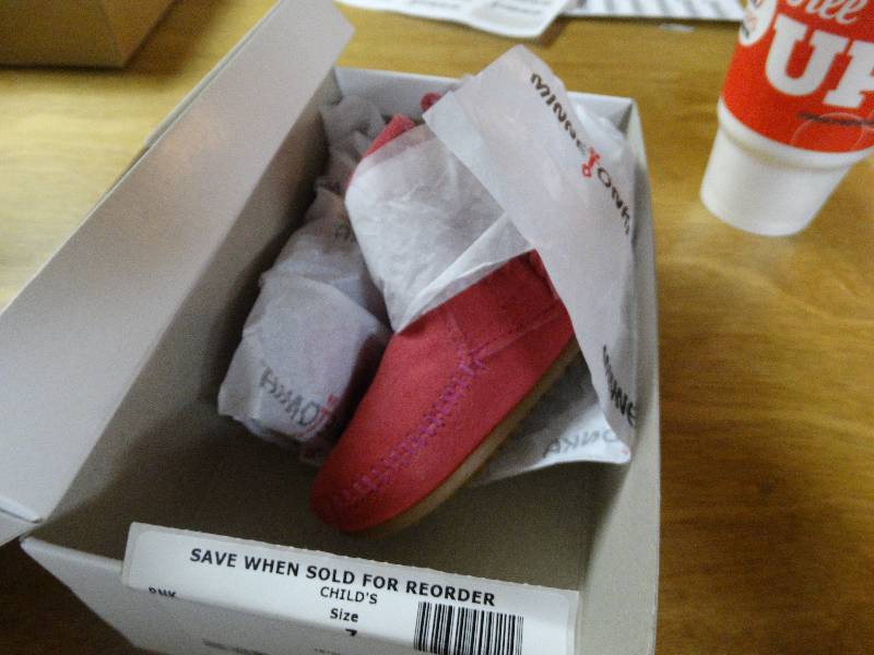lot 400 image: New- MinneTonka pink childs size 7 boots