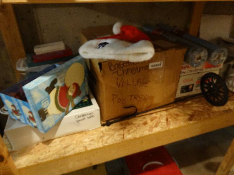 lot 402 image: Large lot of various Christmas items