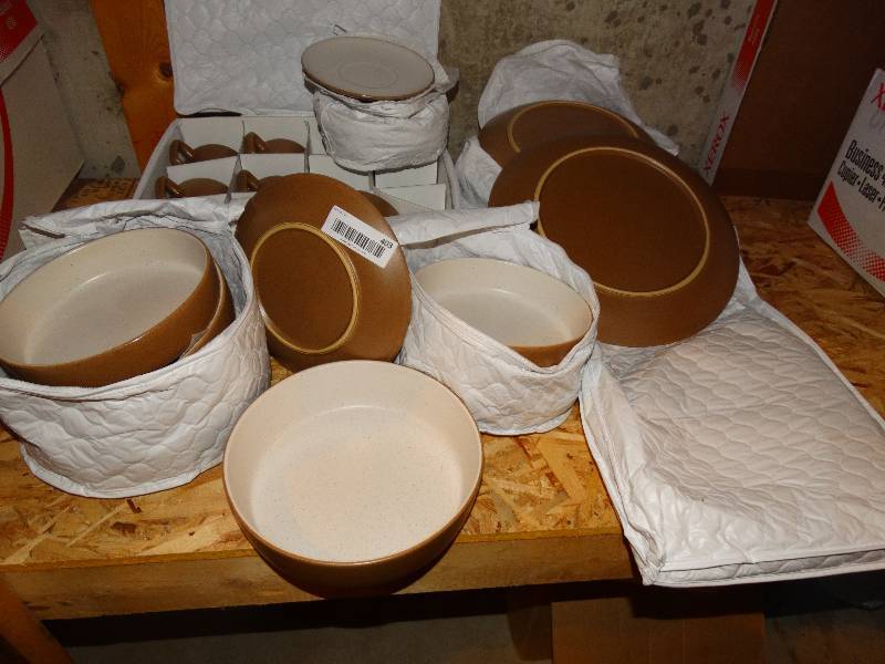 lot 403 image: Set of brown Thanksgiving dinnerware