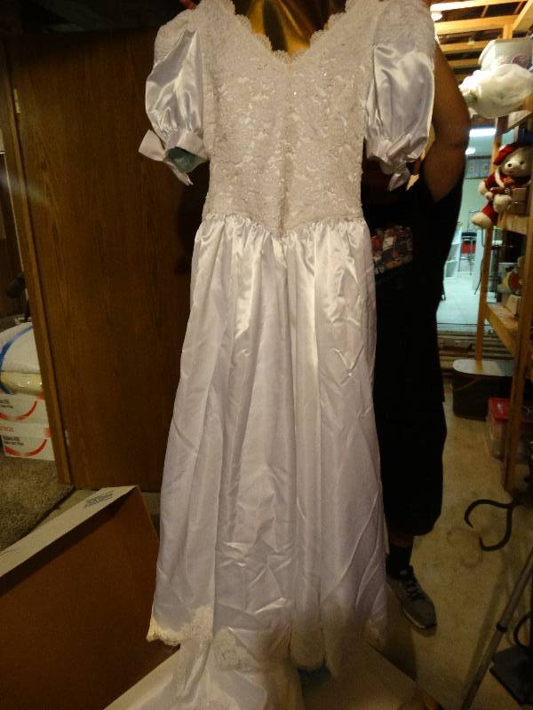 lot 408 image: Beautiful Wedding dress w box