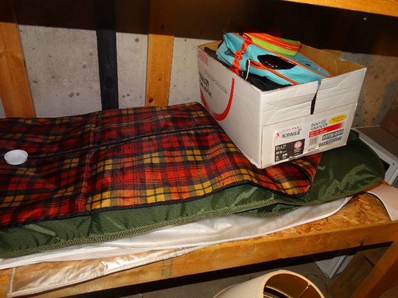 lot 409 image: Lot of bags