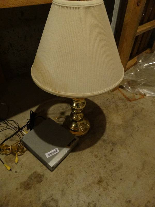 lot 410 image: Table lamp w shade & DVD player