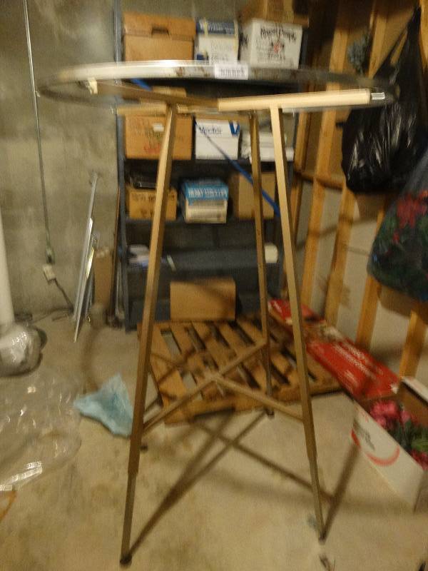 lot 411 image: Folding clothes rack
